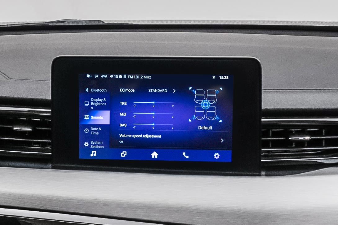 Se sei un amante della musica e ti piace ascoltarla mentre sei al volante della tua auto, regola le impostazioni del suono direttamente dallo schermo touch.